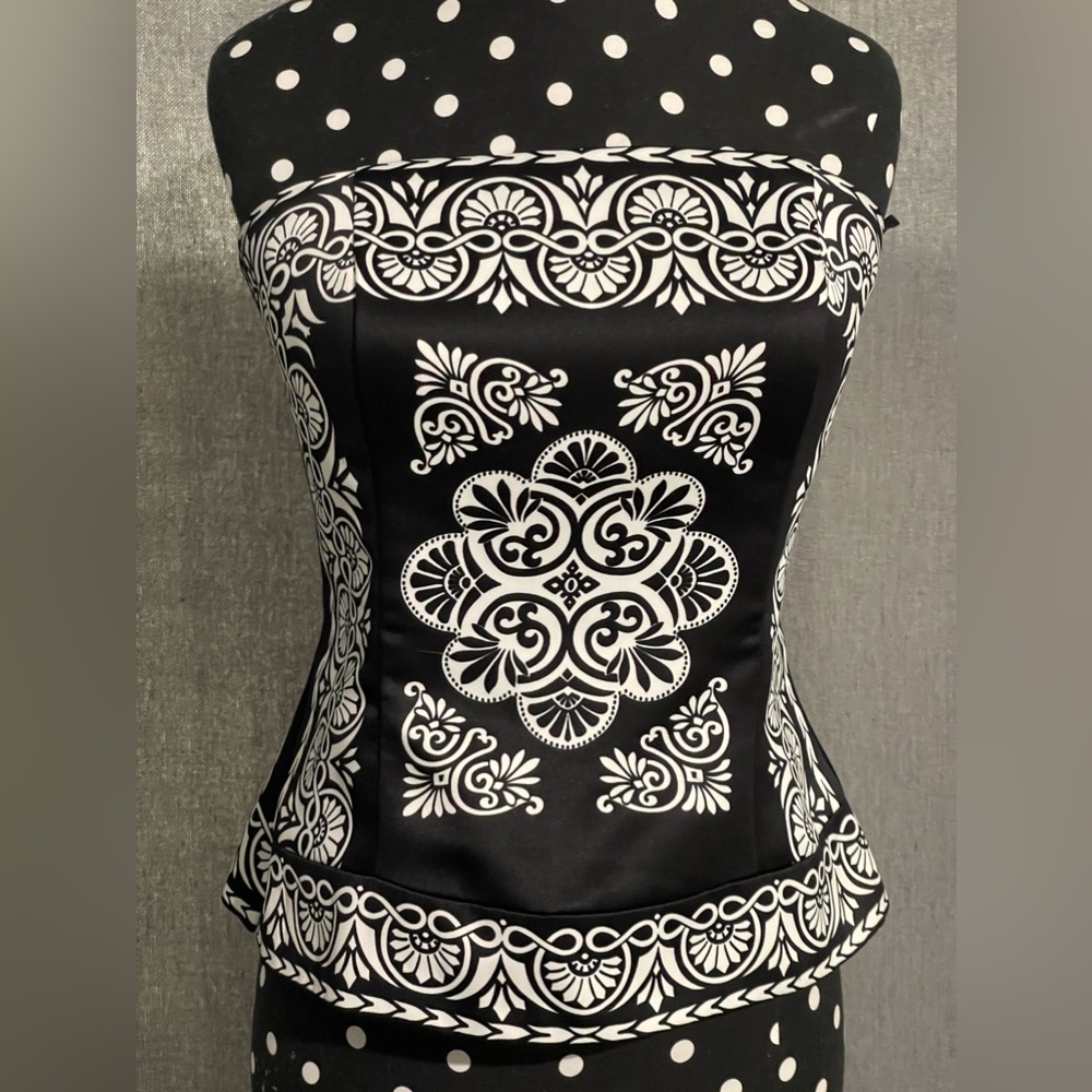 Black and white corset top from White House Black Market. Size 6